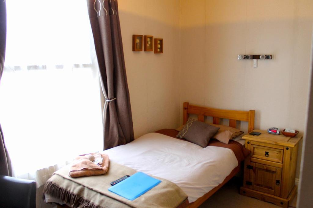 The Lodge Swindon Ngoại thất bức ảnh