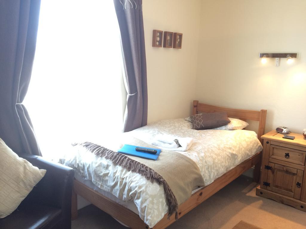The Lodge Swindon Ngoại thất bức ảnh