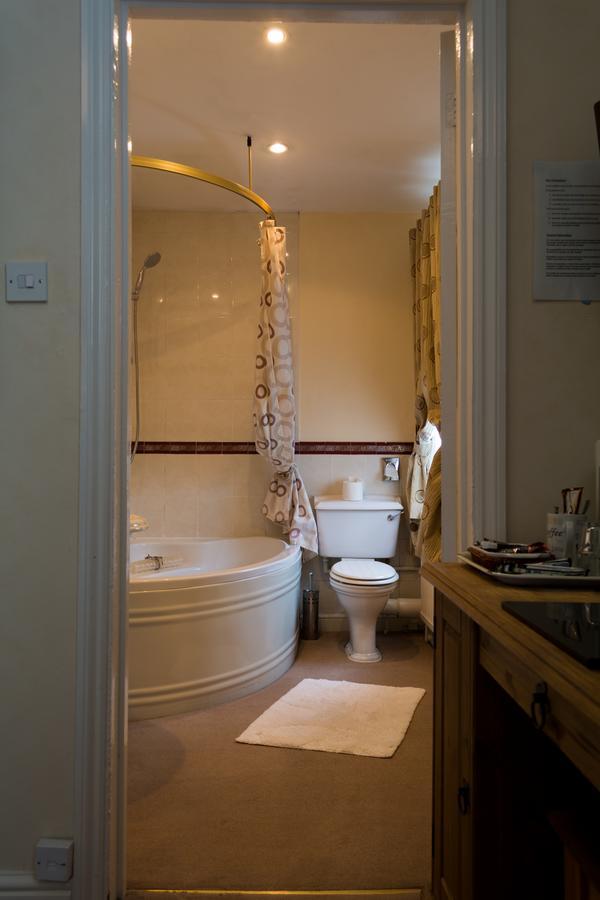 The Lodge Swindon Ngoại thất bức ảnh