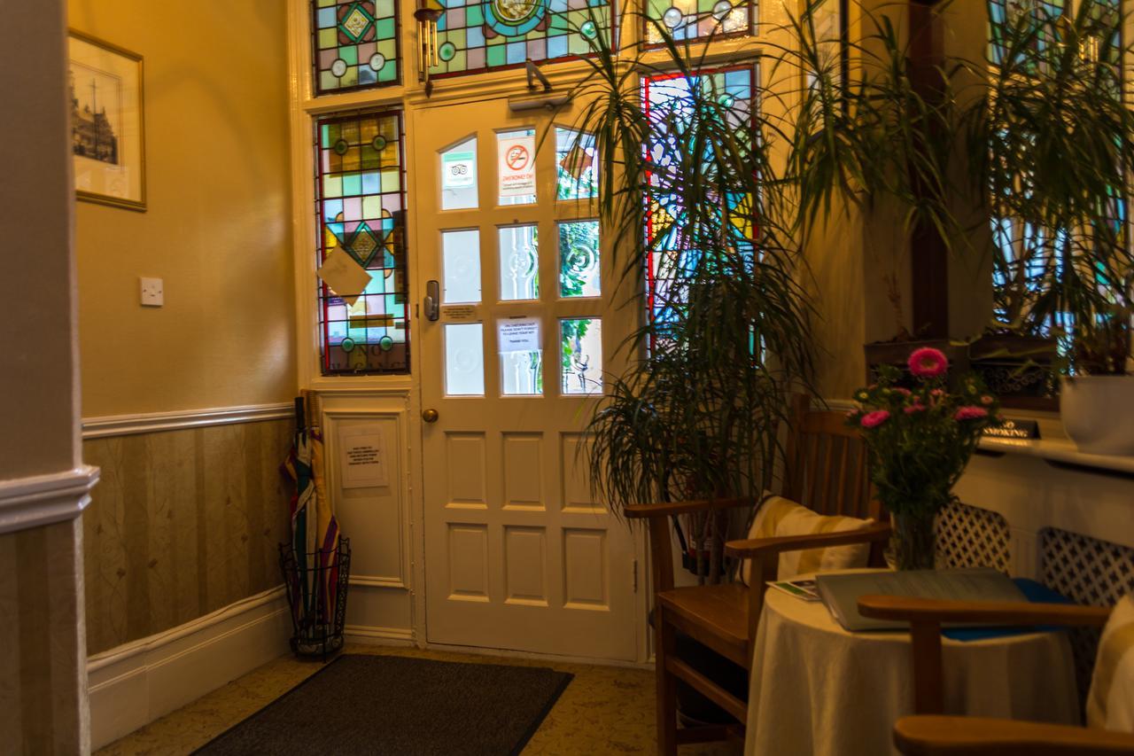 The Lodge Swindon Ngoại thất bức ảnh