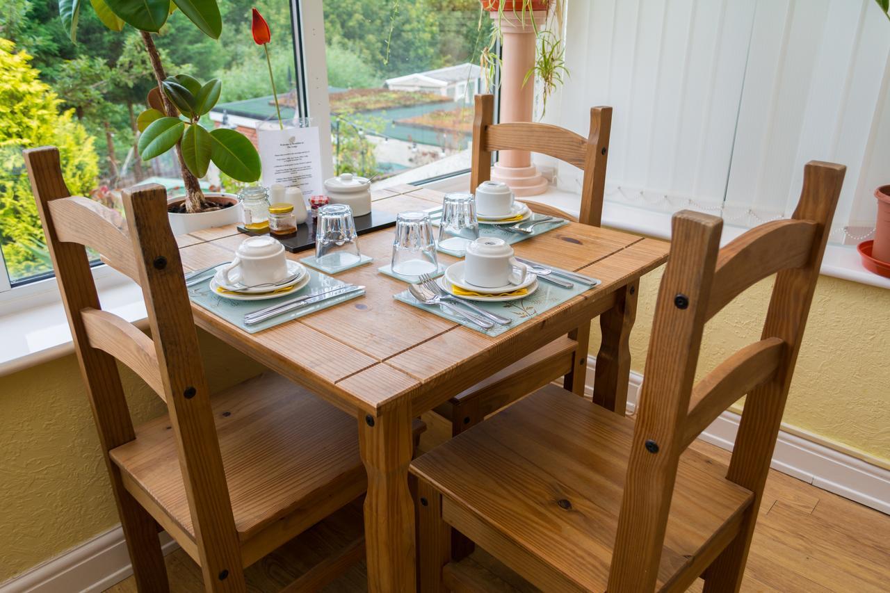 The Lodge Swindon Ngoại thất bức ảnh
