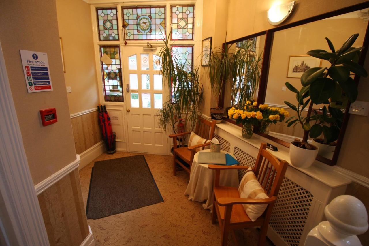 The Lodge Swindon Ngoại thất bức ảnh